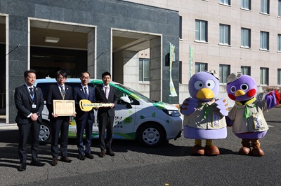 写真：ラッピングカーの前での記念撮影