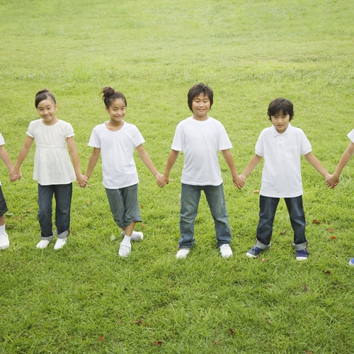 子どもが手を取り合う写真