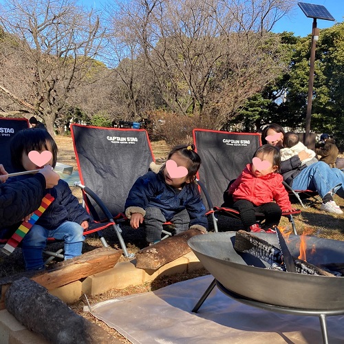 子ども達がたき火を楽しんでいる写真