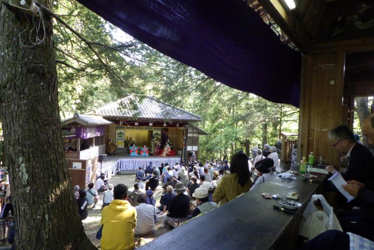 木魂神社の舞台_拝殿から観客席、舞台を望む
