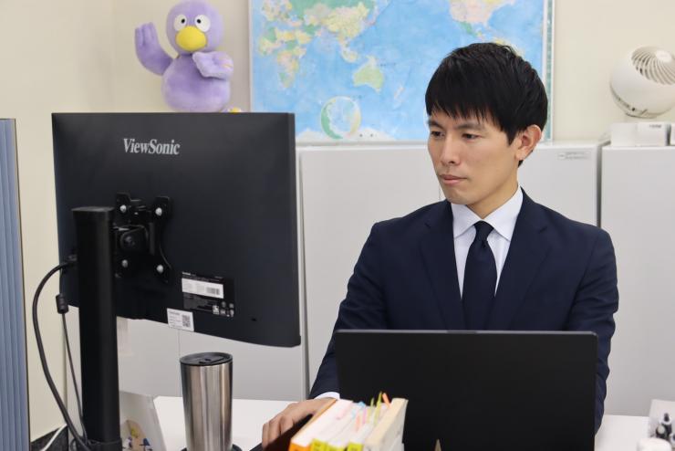 執務室にて業務の様子