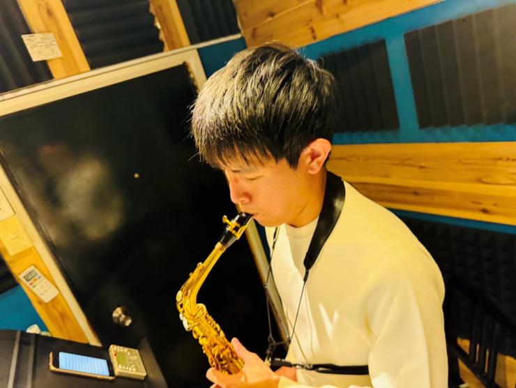 サックスを演奏している様子