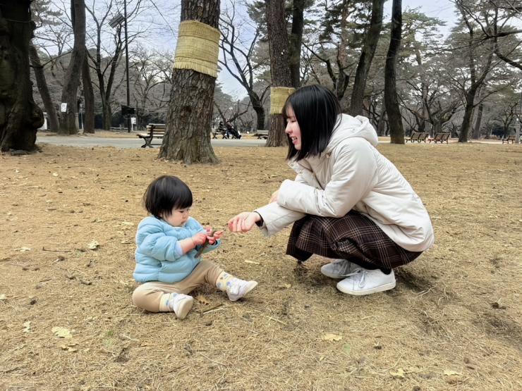 休日に子供と公園で遊ぶ様子