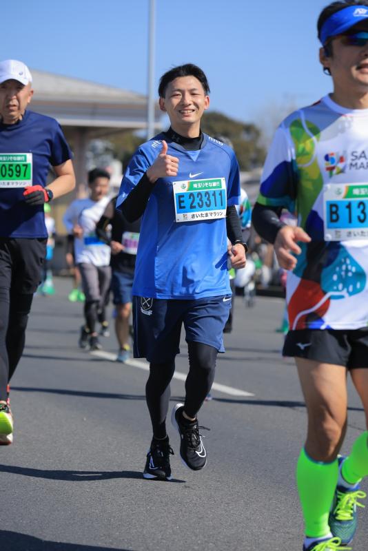 休日にマラソン大会に出場している様子