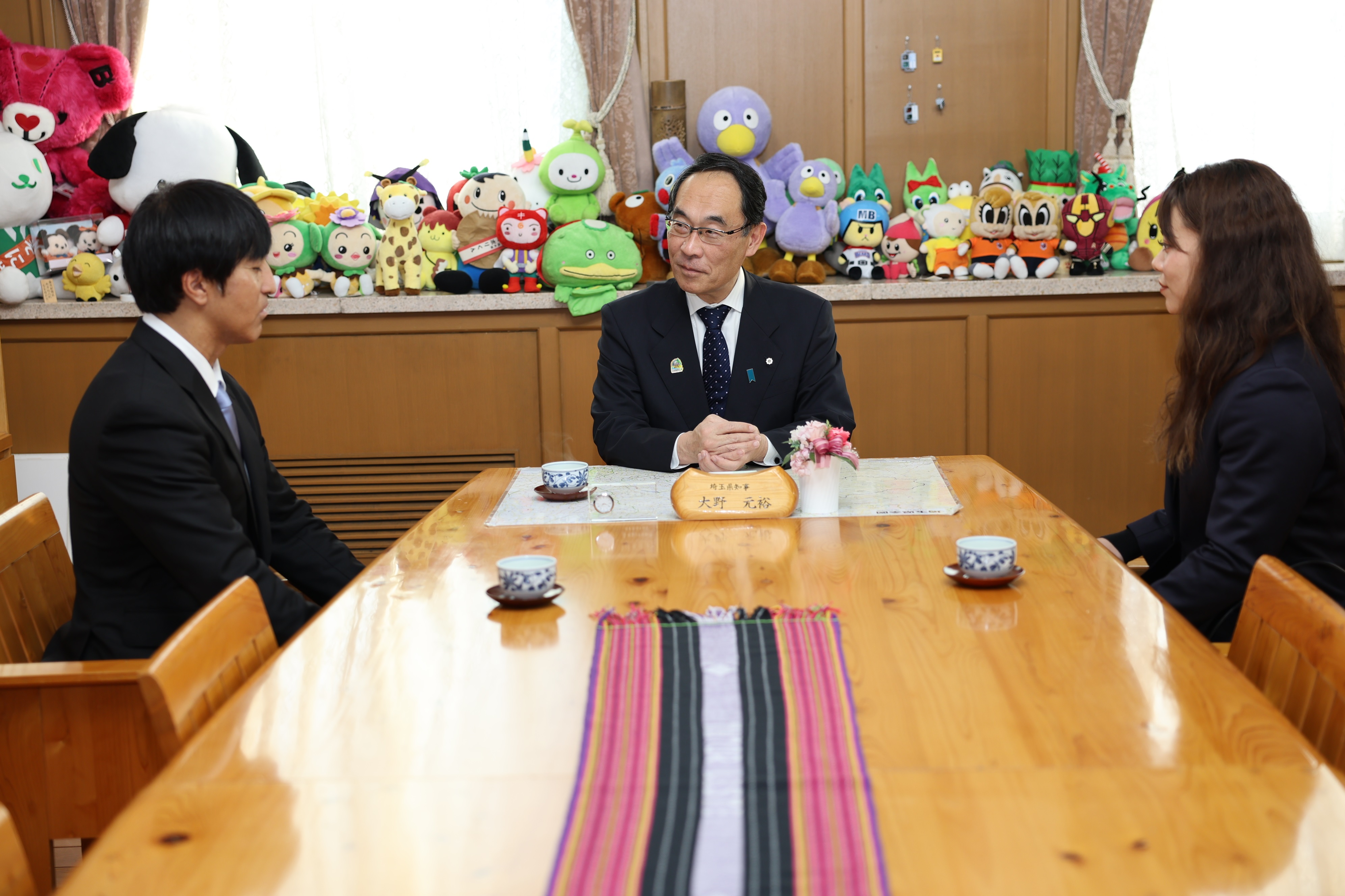 感謝状贈呈式で訪問者と会談をする知事の写真