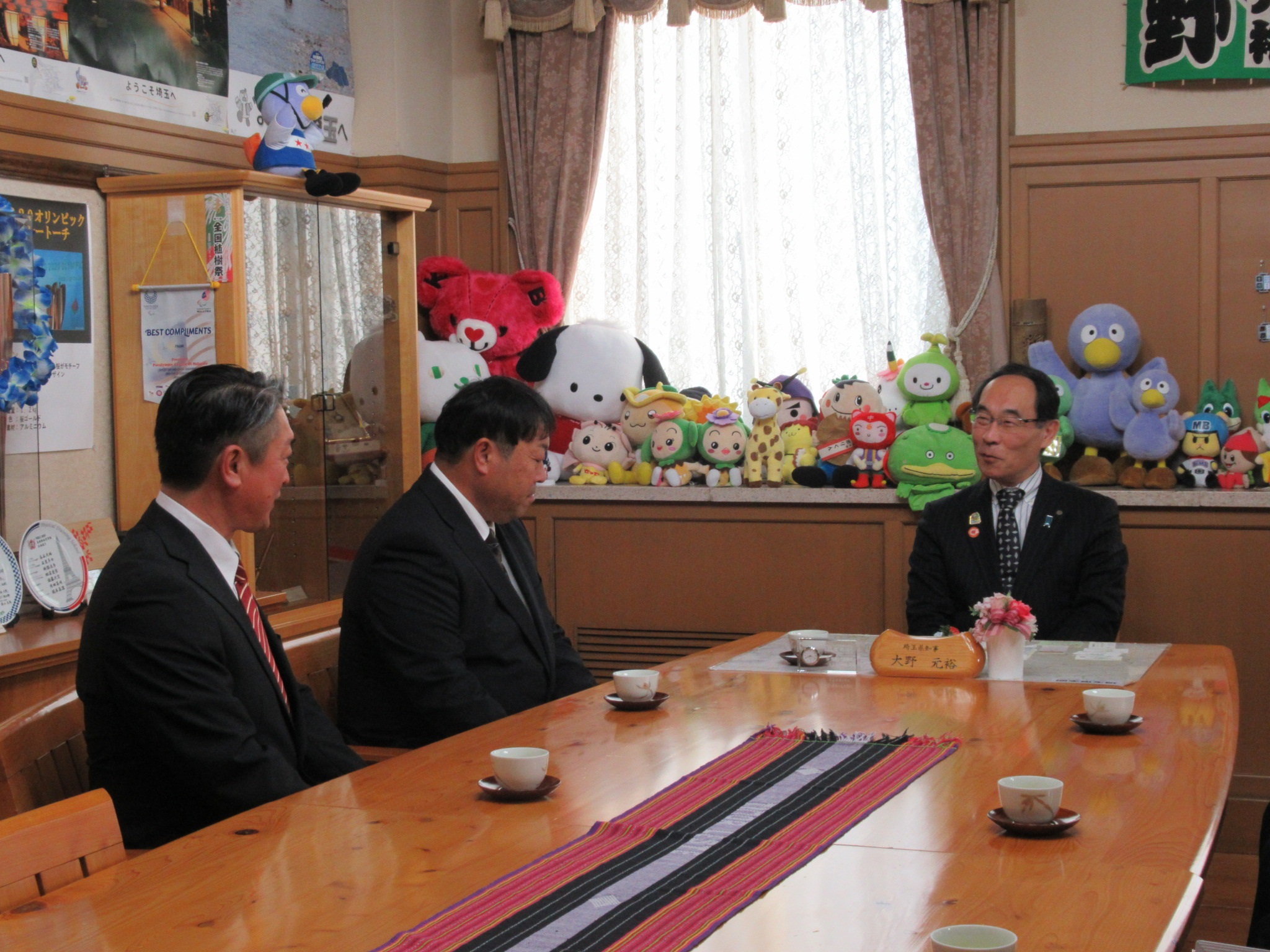 表敬訪問で訪問者と会談をする知事の写真