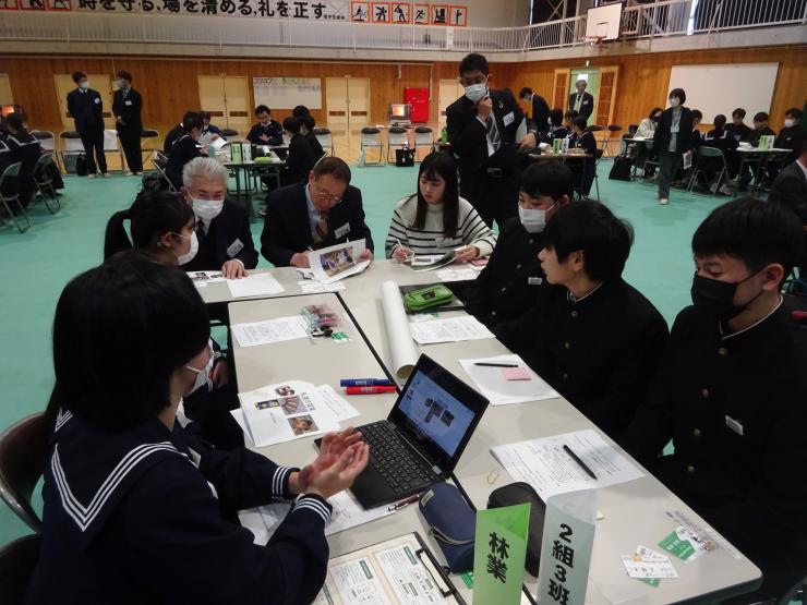 中学生が地元企業と地域の課題を話し合う