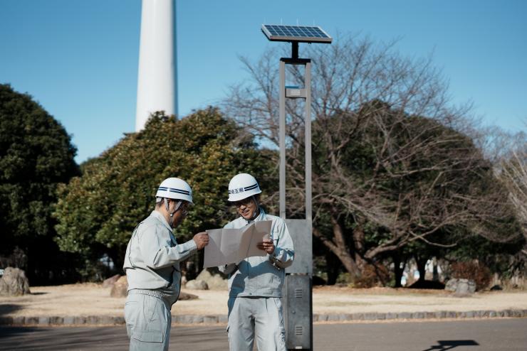 設備職の職員が現場の確認をしている様子