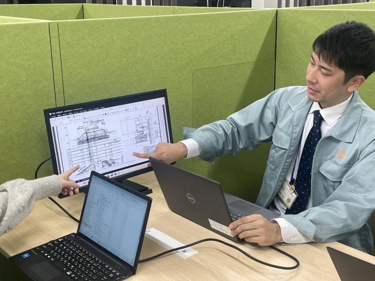 モニターを見ながら打合せをしている様子
