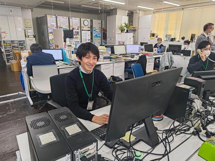 執務室にて業務の様子