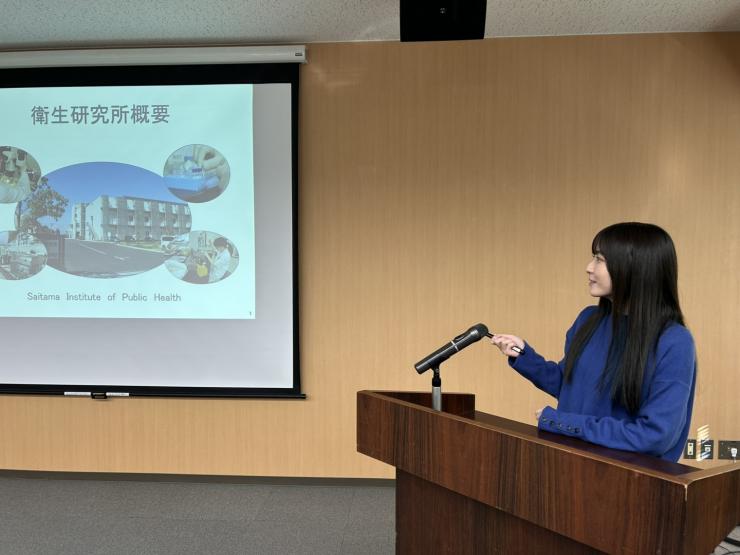 講演している様子