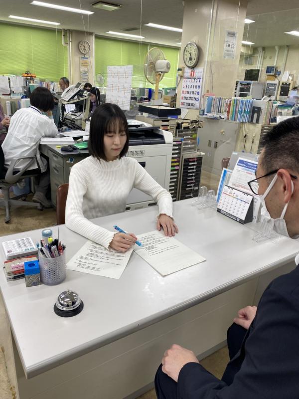 職員が書類の説明をしている様子