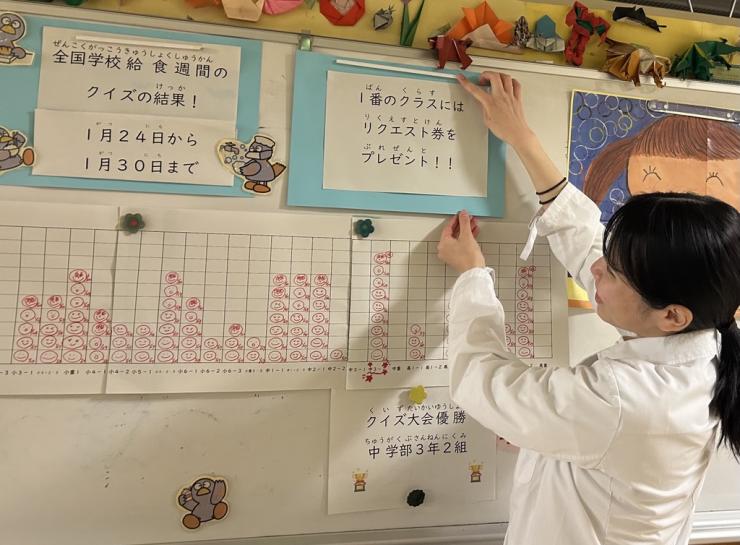掲示物を貼っている様子