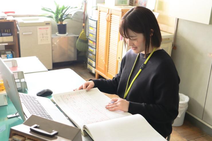 執務室にて業務の様子
