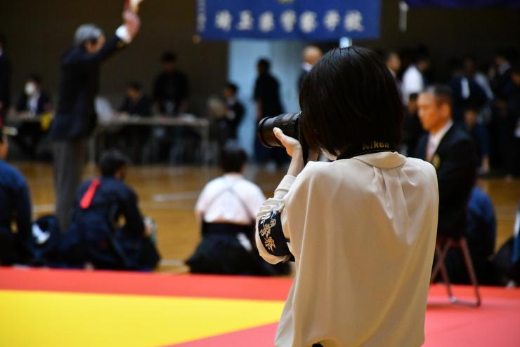 取材中で写真撮影をしている様子