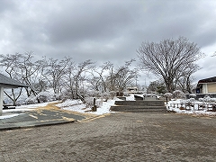 雪が積もったエントランス広場