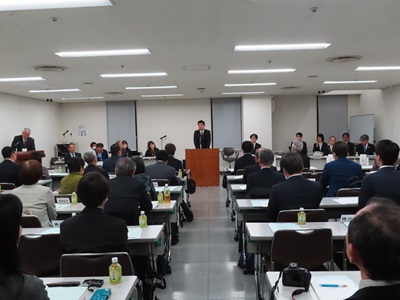 祝辞を述べる議長の写真