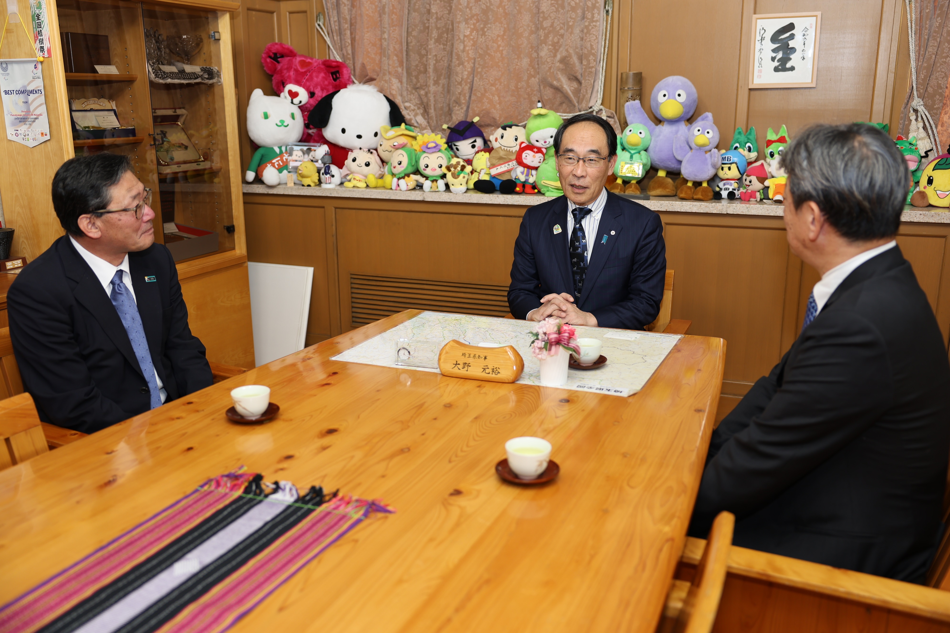 感謝状贈呈式で訪問者と歓談する知事の写真
