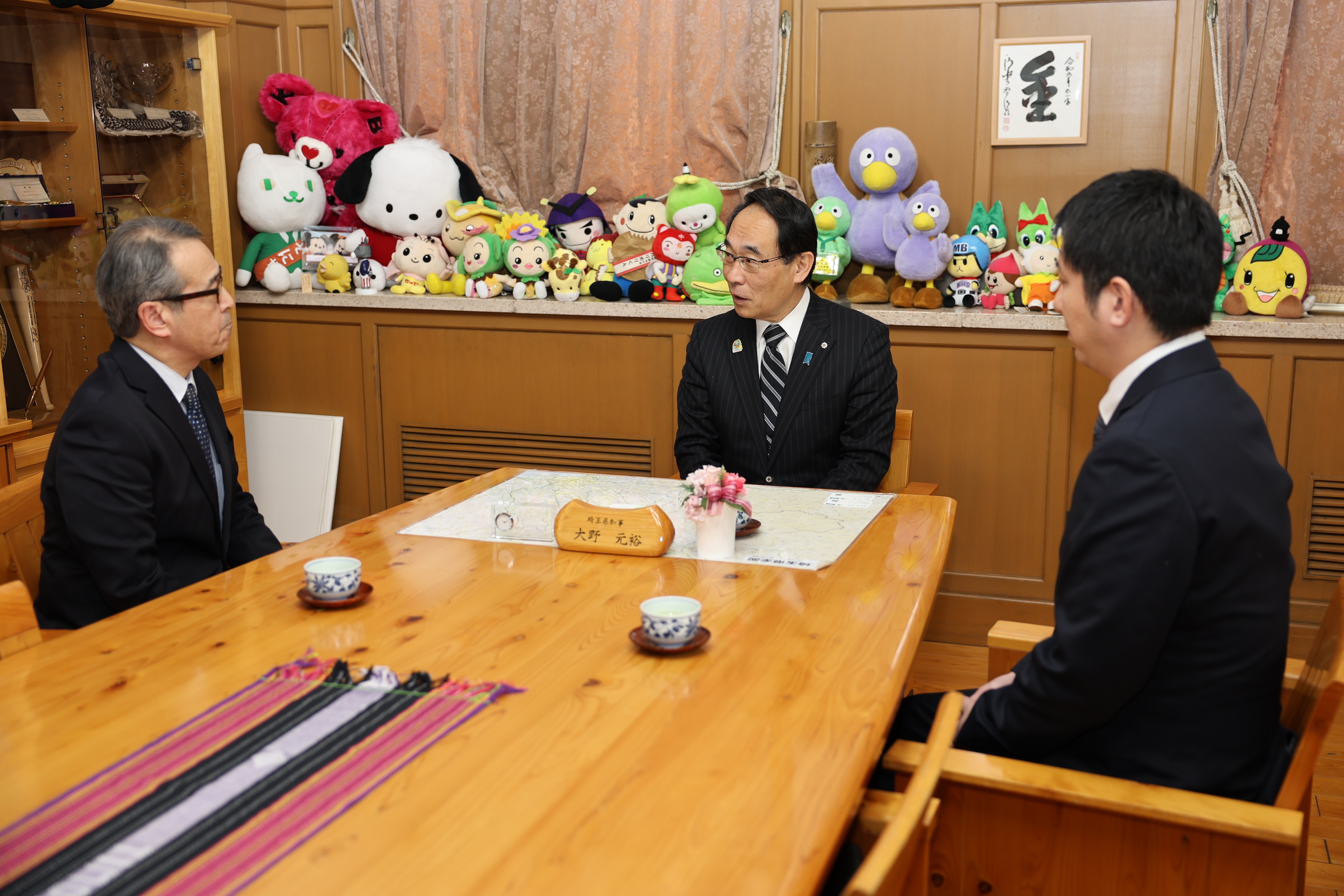 感謝状贈呈式で訪問者と歓談をする知事の写真