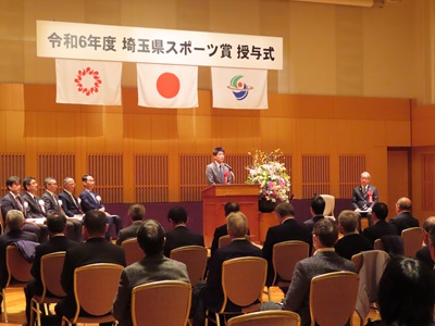 写真：祝辞を述べる議長