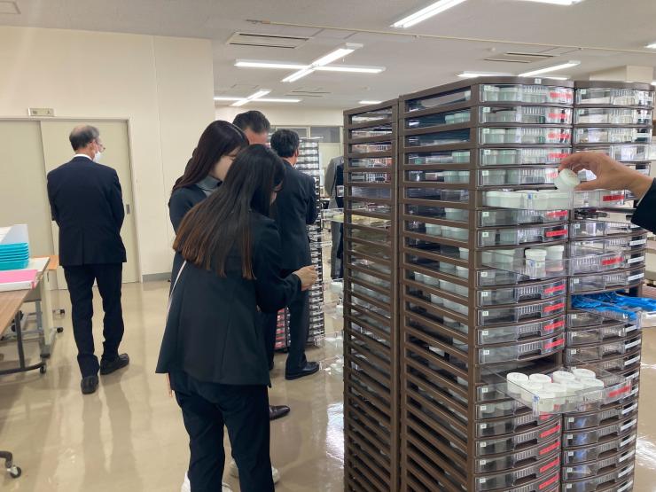 職業能力開発センターを見学する参加者