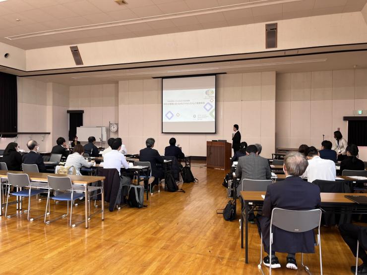県内の先進取組企業が参加者に先進事例を紹介