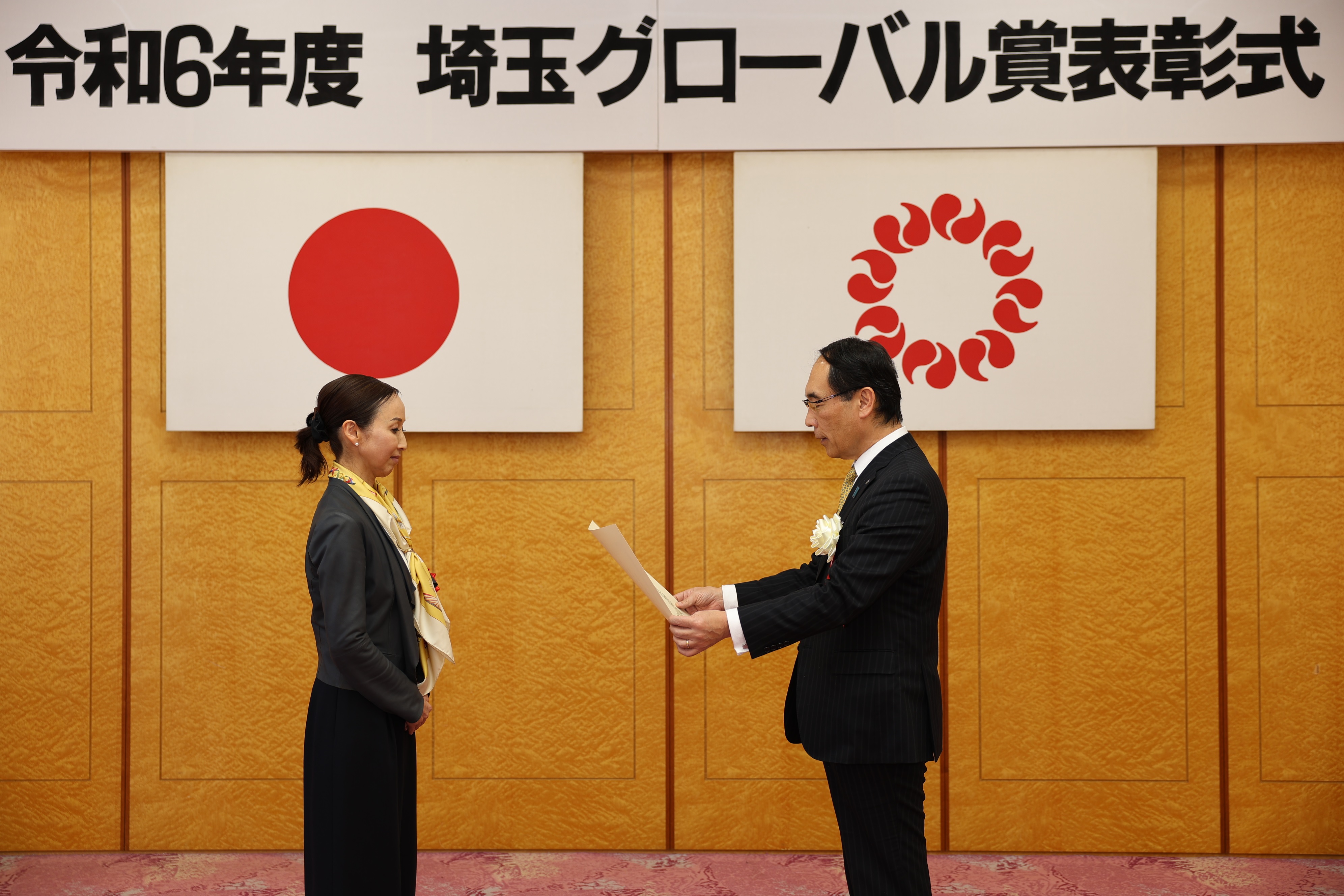 表彰式で表彰者に賞状を渡す知事の写真