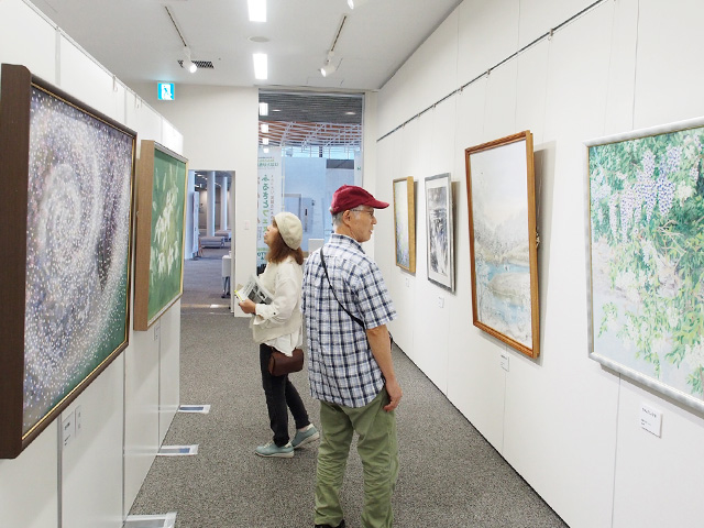 絵画を見る人たちの写真