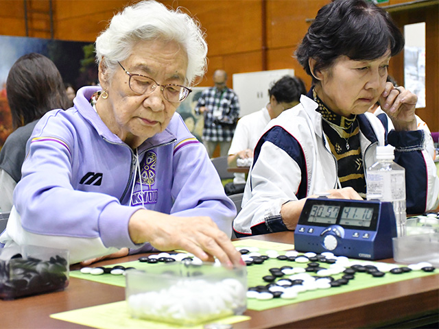 囲碁をしている写真