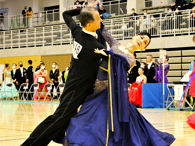 ダンススポーツをしている写真