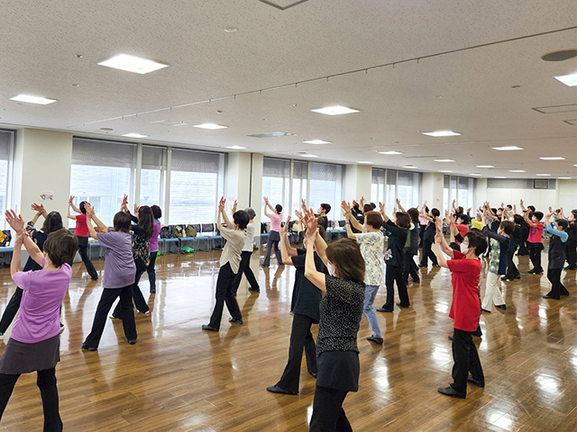 レクリエーションダンスをしている写真