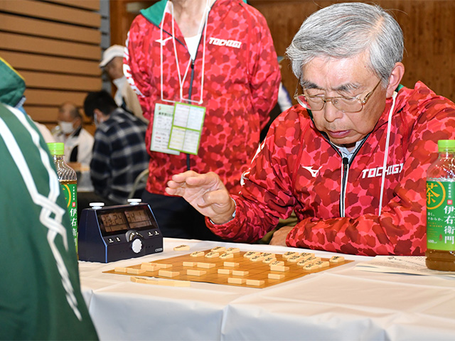 将棋をしている写真