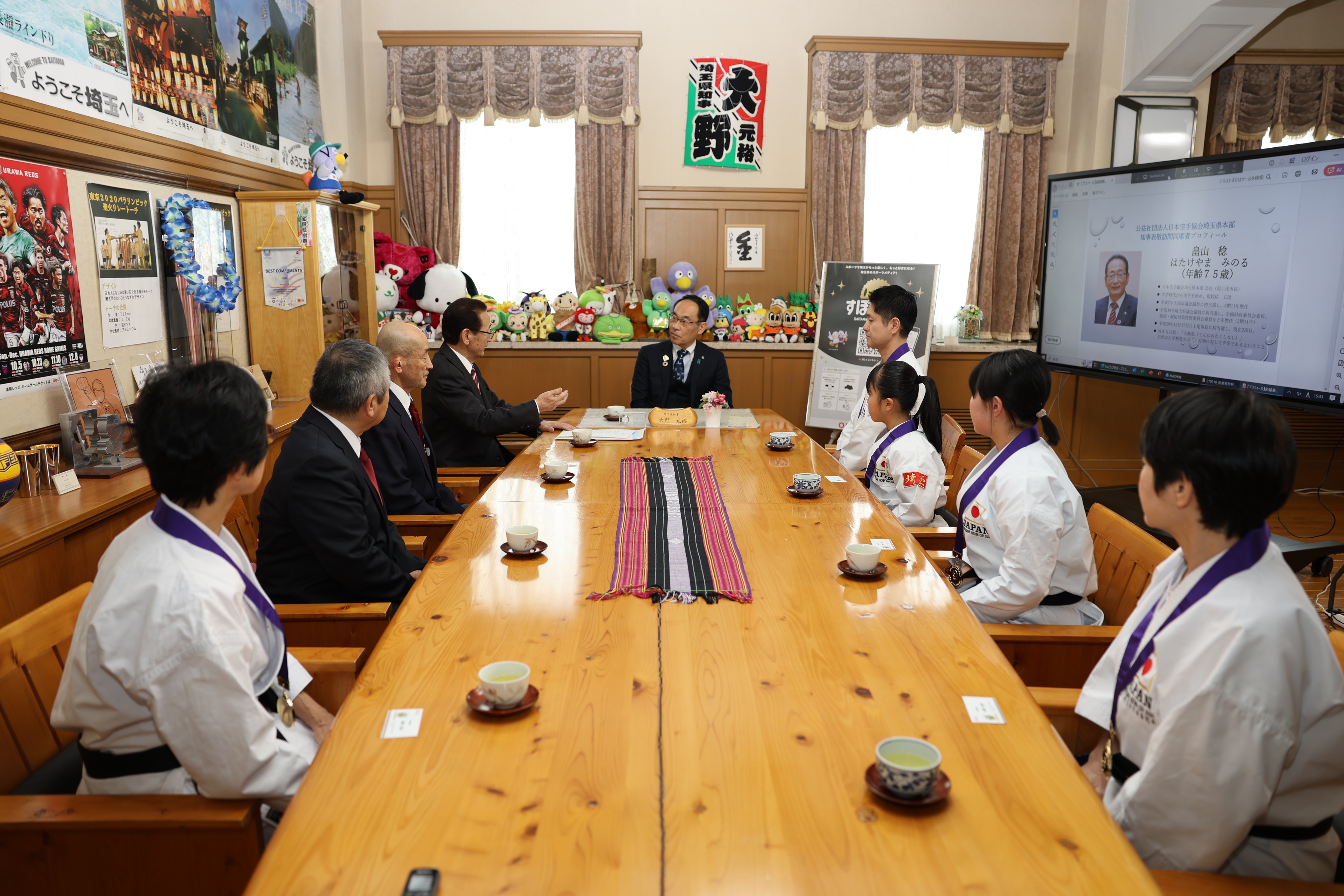 表敬訪問で訪問者と歓談する知事の写真