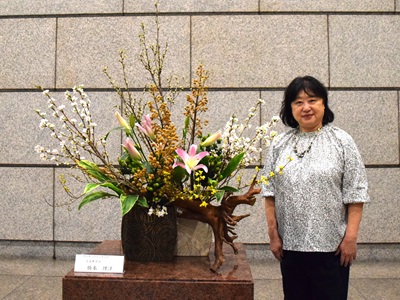 生け花と作者の写真