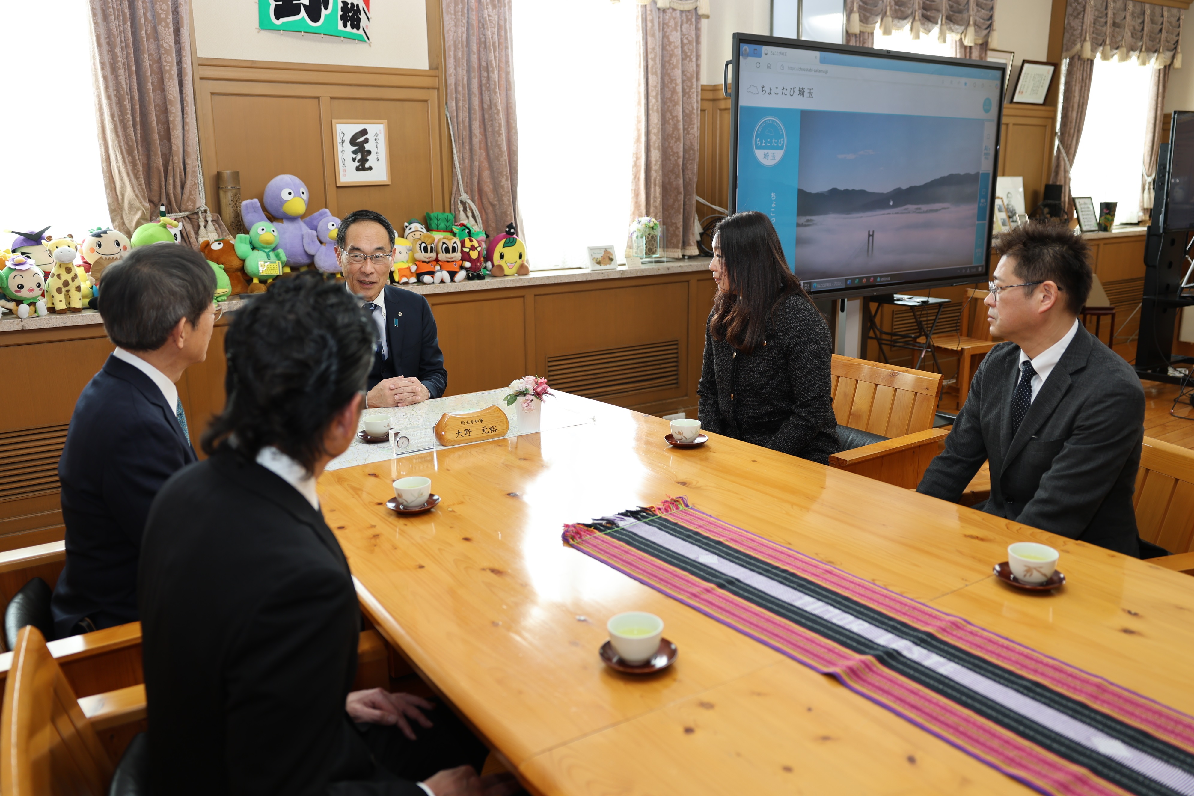 感謝状贈呈式で訪問者と歓談をする知事の写真