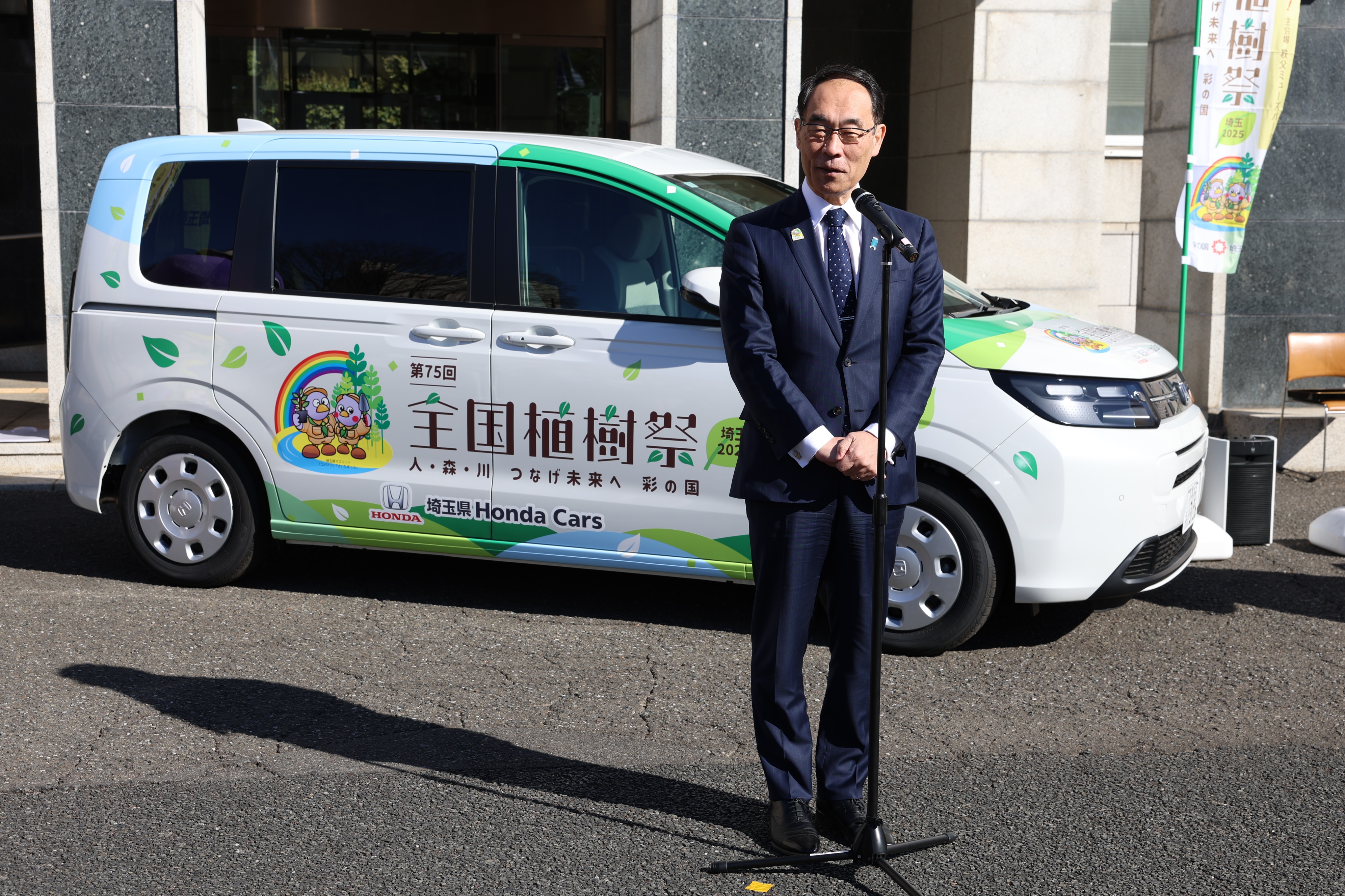 お披露目式で挨拶をする知事の写真