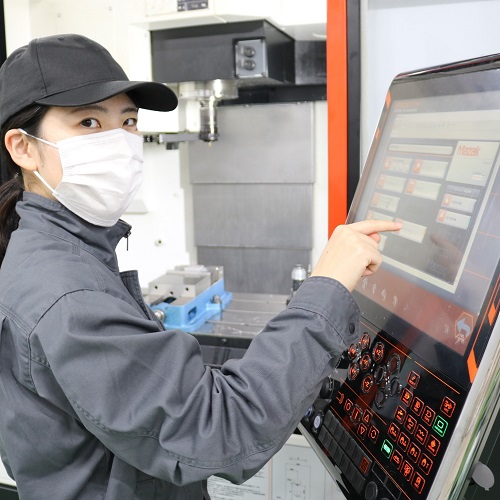 機械科デュアルを操作する女性の写真