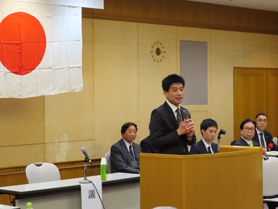 あいさつする議長の写真