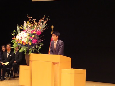 祝辞をのべる議長の写真