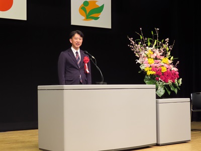 祝辞を述べる議長