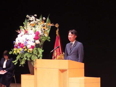 祝辞を述べる白土議長