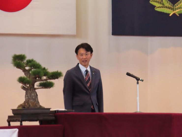 祝辞を述べる白土幸仁議長
