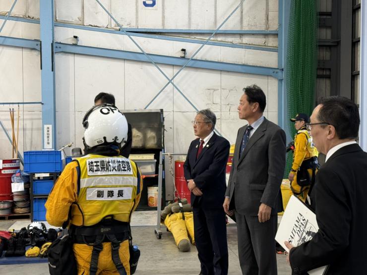 職員からの説明を受けている様子