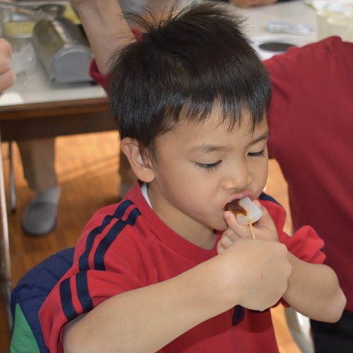 郷土料理を食べている写真
