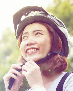 ヘルメットをかぶる女性の写真