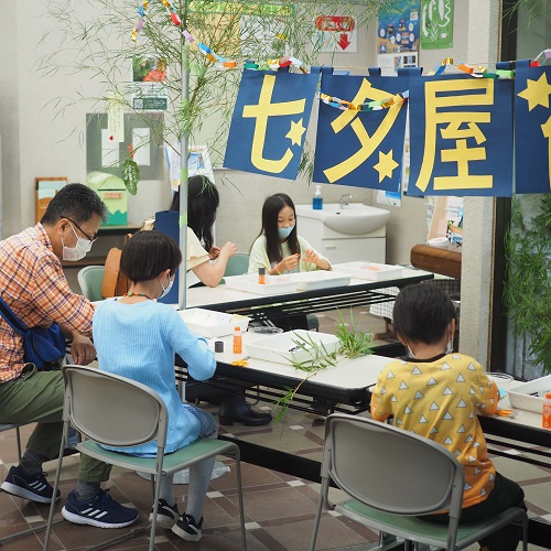 短冊に願い事を書く様子の写真