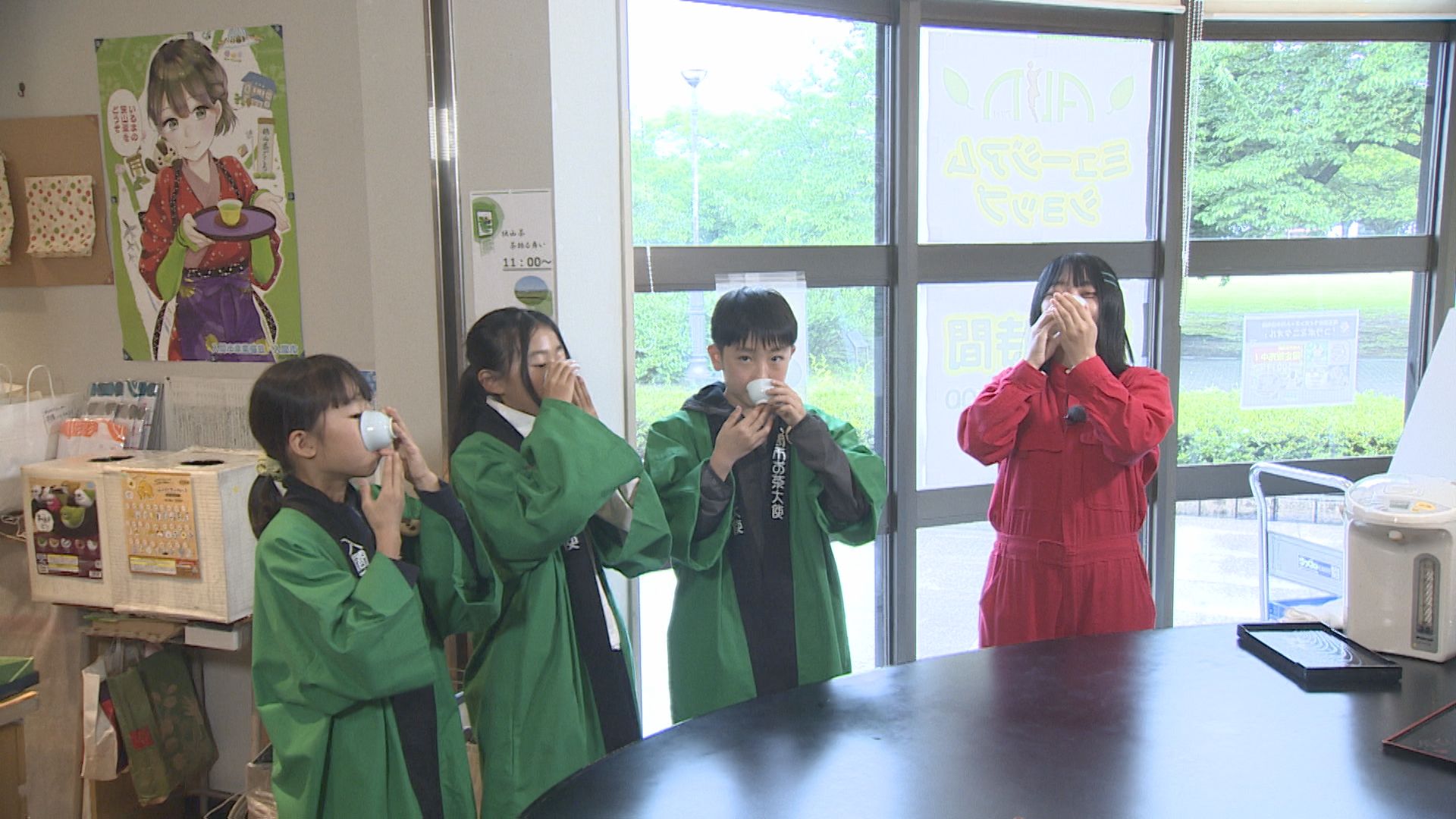 アンゴラ村長とお茶大使3人がお茶を飲んでいる