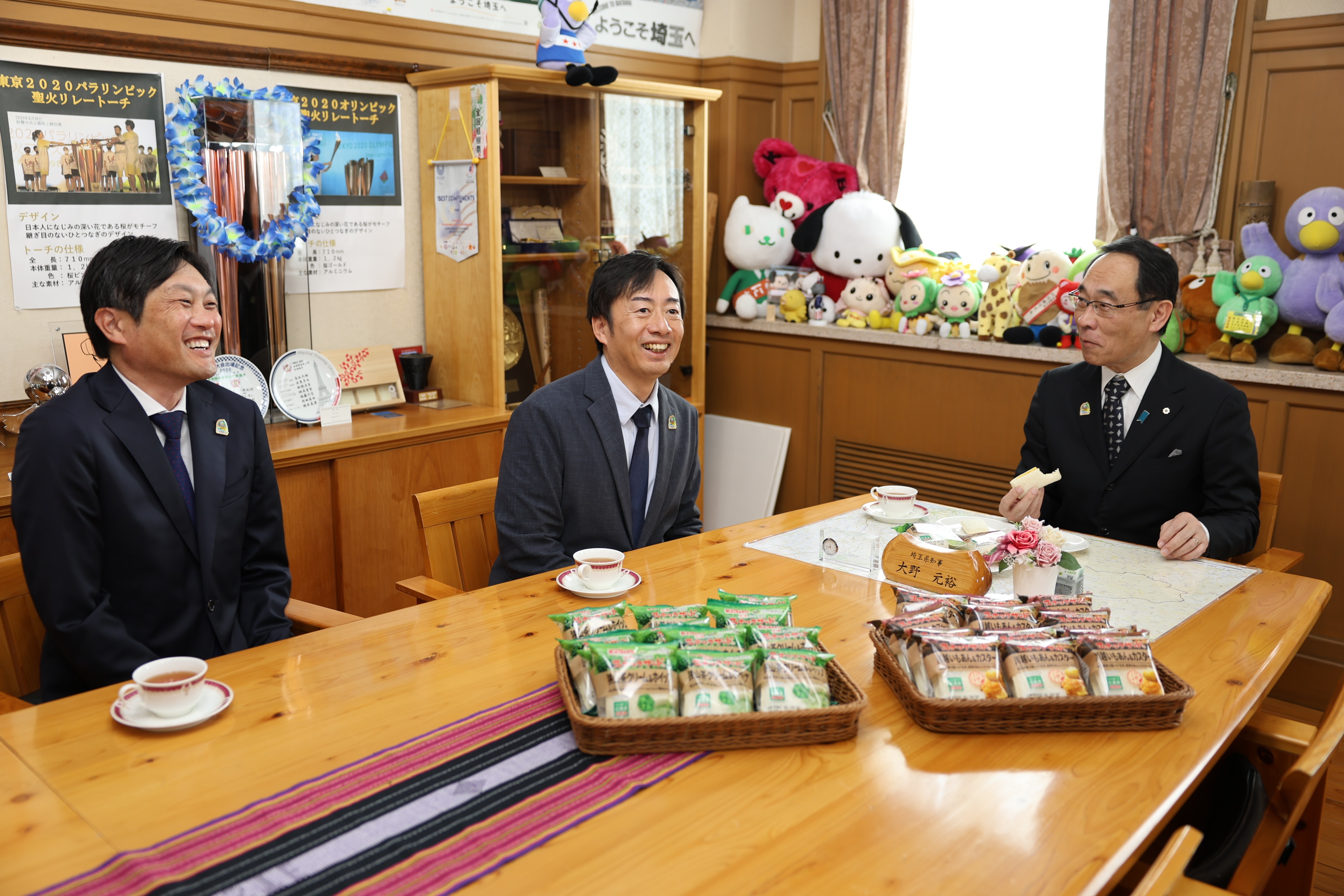 表敬訪問で訪問者と歓談する知事の写真