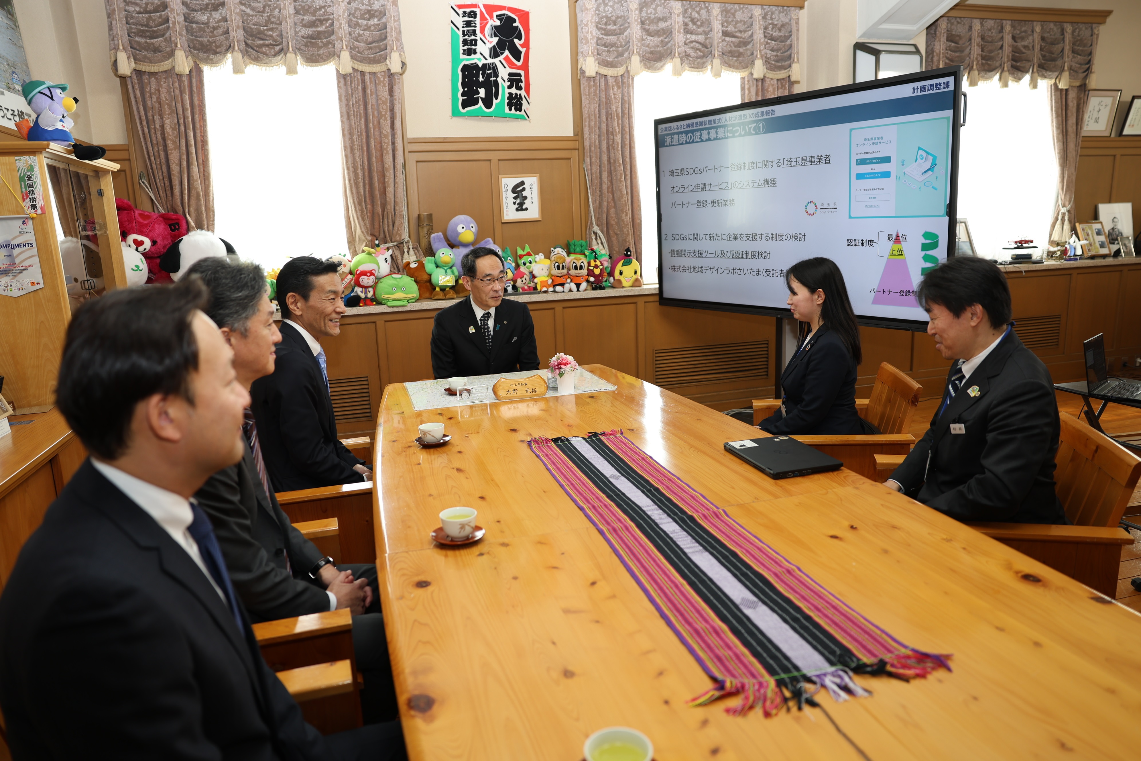 感謝状贈呈式で訪問者と歓談する知事の写真