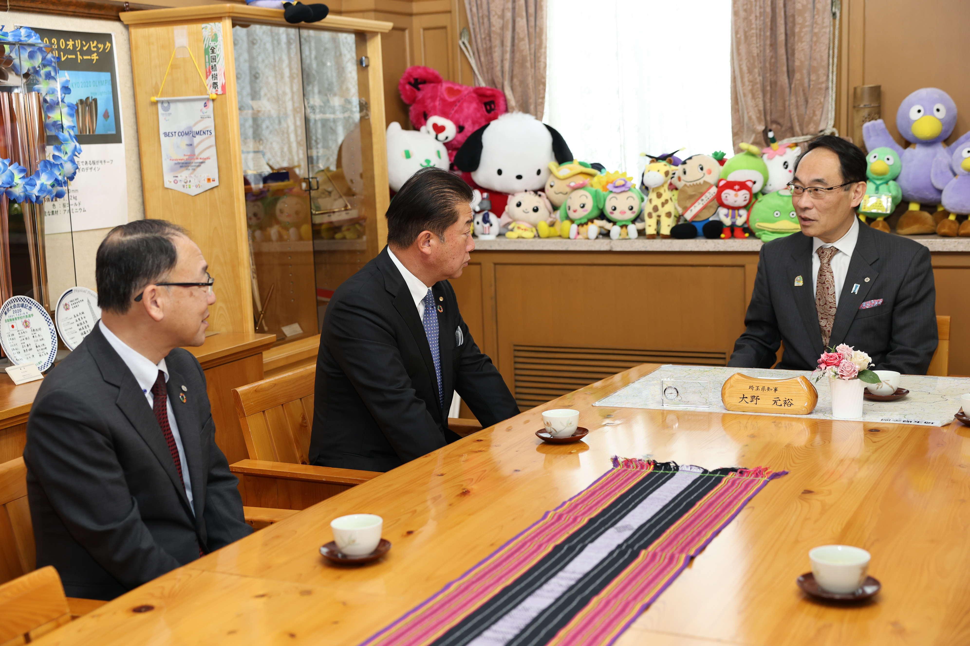 感謝状贈呈式で訪問者と歓談する知事の写真